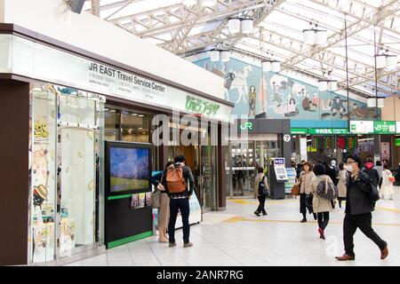 Tokyo, Japan - 28. April 2019: Unbekannter Menschen gehen vorbei JR East Travel Service Center in Ueno Station entfernt Stockfoto