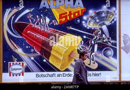 Mann vorbei gehen ein Eis bar Plakat auf der Straße in Frankfurt am Main, Deutschland circa 1979. Stockfoto
