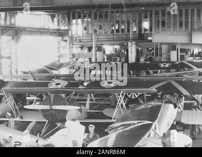 USS Langley (CV-1) Mitglieder der Besatzung, die auf den Aufzug deck mit F2 B1. Ebene im Vordergrund hat Bu. Nr. A7432, ca. 1928. Stockfoto