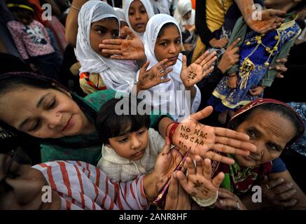 Kolkata, Indien. 18 Jan, 2020. Muslimische Frauen zeigen ihre Hände auf KEINE NRC, KEINE CAA während der Demonstration geschrieben. Eine 10 Tage laufende Demonstration gegen NRC (National Register für Staatsbürgerschaft und Unionsbürgerschaft Änderung Rechnung) CAB, die indische Staatsbürgerschaft zu Nichtmuslimen in Afghanistan, Pakistan und Bangladesch, die von der indischen Regierung im Dezember 2019 verabschiedet und hat Gewalt, Streik und Protest auf der ganzen Indien erstellt. Credit: SOPA Images Limited/Alamy leben Nachrichten Stockfoto