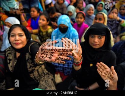 Kolkata, Indien. 18 Jan, 2020. Muslimische Frauen zeigen ihre Hände auf KEINE NRC, KEINE CAA während der Demonstration geschrieben. Eine 10 Tage laufende Demonstration gegen NRC (National Register für Staatsbürgerschaft und Unionsbürgerschaft Änderung Rechnung) CAB, die indische Staatsbürgerschaft zu Nichtmuslimen in Afghanistan, Pakistan und Bangladesch, die von der indischen Regierung im Dezember 2019 verabschiedet und hat Gewalt, Streik und Protest auf der ganzen Indien erstellt. Credit: SOPA Images Limited/Alamy leben Nachrichten Stockfoto