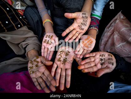 Kolkata, Indien. 18 Jan, 2020. Muslimische Frauen zeigen ihre Hände auf KEINE NRC, KEINE CAA während der Demonstration geschrieben. Eine 10 Tage laufende Demonstration gegen NRC (National Register für Staatsbürgerschaft und Unionsbürgerschaft Änderung Rechnung) CAB, die indische Staatsbürgerschaft zu Nichtmuslimen in Afghanistan, Pakistan und Bangladesch, die von der indischen Regierung im Dezember 2019 verabschiedet und hat Gewalt, Streik und Protest auf der ganzen Indien erstellt. Credit: SOPA Images Limited/Alamy leben Nachrichten Stockfoto