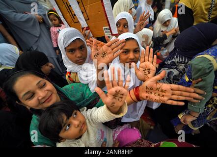 Kolkata, Indien. 18 Jan, 2020. Muslimische Frauen zeigen ihre Hände auf KEINE NRC, KEINE CAA während der Demonstration geschrieben. Eine 10 Tage laufende Demonstration gegen NRC (National Register für Staatsbürgerschaft und Unionsbürgerschaft Änderung Rechnung) CAB, die indische Staatsbürgerschaft zu Nichtmuslimen in Afghanistan, Pakistan und Bangladesch, die von der indischen Regierung im Dezember 2019 verabschiedet und hat Gewalt, Streik und Protest auf der ganzen Indien erstellt. Credit: SOPA Images Limited/Alamy leben Nachrichten Stockfoto