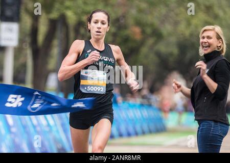 Januar 18, 2020: Kaitlin Donner rundet Ihren Durchlauf in der Wir sind Houston 5 K von Chevron und Aramco in Houston, Texas. Donner beendete zuerst insgesamt bei den Frauen mit einer Zeit von 16:15. Prentice C. James/CSM Stockfoto