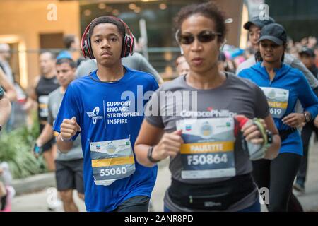 Houston, Texas, USA. 18 Jan, 2020. Läufer Pause von der Startlinie in der Wir sind Houston 5 K von Chevron und Aramco in Houston, Texas. Prentice C. James/CSM/Alamy leben Nachrichten Stockfoto