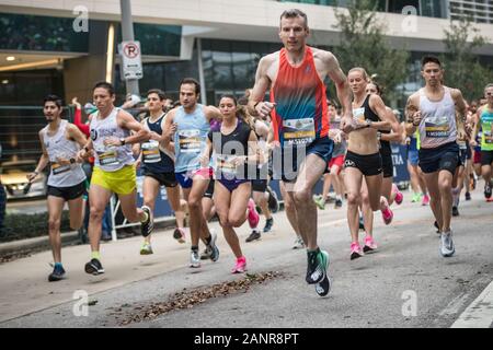 Houston, Texas, USA. 18 Jan, 2020. Läufer Pause von der Startlinie in der Wir sind Houston 5 K von Chevron und Aramco in Houston, Texas. Prentice C. James/CSM/Alamy leben Nachrichten Stockfoto