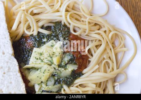 Authentische italienische Spaghetti Pasta Bolognese mit Tomatenkäse Sauce in einem Restaurant, Nahaufnahme, Makro Stockfoto