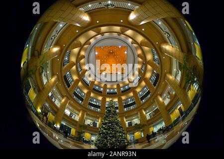 Das Hyatt Regency Hotel Lobby während der Weihnachtszeit dekoriert, Fukuoka, JP Stockfoto