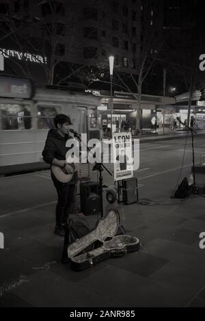 Stillleben von Eltern- und Straßenpreformance Stockfoto