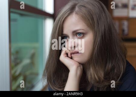 Weinende junge kaukasische Frau Mädchen sieht traurig, depressiv, verärgert oder unglücklich Stockfoto