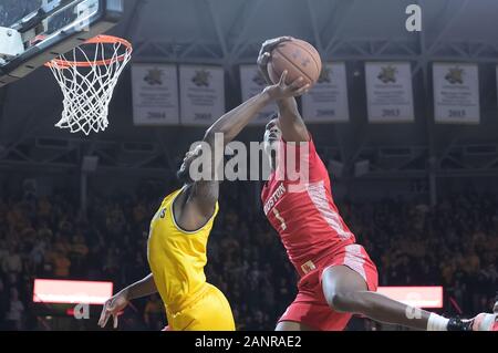 Januar 18, 2020: Houston Cougars center Chris Harris Jr. (1 Blöcke) einen Schuss von Wichita Zustand Shockers guard Jamarius Burton (2) in der ersten Hälfte während der NCAA Basketball Spiel zwischen den Houston Cougars und die Wichita State Shockers an Charles Koch Arena in Wichita, Kansas. Kendall Shaw/CSM Stockfoto