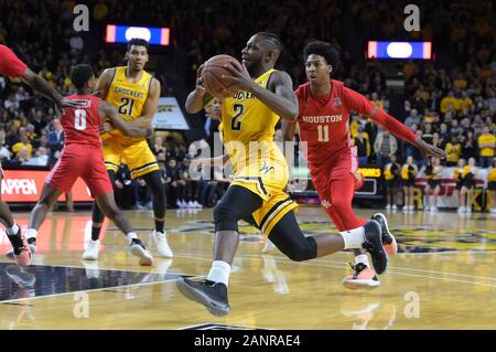 Wichita, Kansas, USA. 18 Jan, 2020. Wichita Zustand Shockers guard Jamarius Burton (2) Laufwerke an den Korb während der NCAA Basketball Spiel zwischen den Houston Cougars und die Wichita State Shockers an Charles Koch Arena in Wichita, Kansas. Kendall Shaw/CSM/Alamy leben Nachrichten Stockfoto