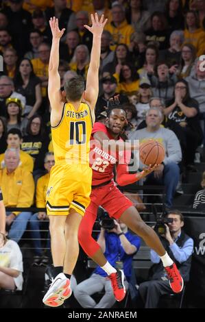 Januar 18, 2020: Houston Cougars vorwärts Cedrick Gasse Jr (23) Macht einen Durchgang um Wichita Zustand Shockers guard Erik Stevenson (10), beide Spieler ihre Füße während der NCAA Basketball Spiel zwischen den Houston Cougars und die Wichita State Shockers an Charles Koch Arena in Wichita, Kansas verlassen haben. Kendall Shaw/CSM Stockfoto