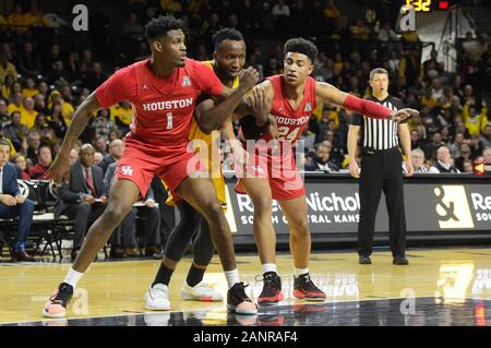 Januar 18, 2020: Wichita Zustand Shockers center Morris Udeze (24) ist blockiert durch Houston Cougars guard Quentin Grimes (24) und Houston Cougars center Chris Harris Jr. (1) auf einen freien Versuch werfen während der NCAA Basketball Spiel zwischen den Houston Cougars und die Wichita State Shockers an Charles Koch Arena in Wichita, Kansas. Kendall Shaw/CSM Stockfoto