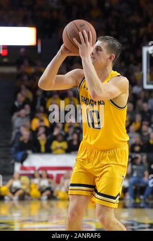 Wichita, Kansas, USA. 18 Jan, 2020. Wichita Zustand Shockers guard Erik Stevenson (10) sieht während der NCAA Basketball Spiel zwischen den Houston Cougars und die Wichita State Shockers an Charles Koch Arena in Wichita, Kansas zu schießen. Kendall Shaw/CSM/Alamy leben Nachrichten Stockfoto