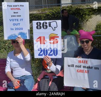 Los Angeles, USA. 18 Jan, 2020. Tausende von Frauen besucht der vierten jährlichen Frauen März LA: Frauen steigen die nächsten Präsidenten zu fordern haben eine klare Agenda für die Rechte der Frauen im Rathaus am Samstag, Januar 18, 2020 in Los Angeles. Ähnliche Märsche waren über der Nation gehalten, da sie jedes Jahr seit 2017 in Verbindung mit Präsident Donald Trump Einweihung haben. Der März war im März die Frauen LA Stiftung, die ihre Aufgabe als "weiterhin die wichtige Arbeit der Hervorhebung der Kämpfe marginalisierter Gemeinschaften und alle Angriffe auf die Menschenrechte beschrieben organisiert. Gutschrift Stockfoto