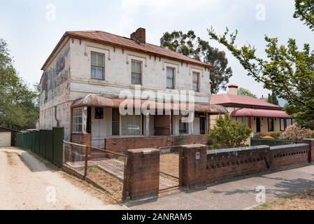 Ein ziemlich hübsch Georgischen/späten viktorianischen zweistöckige, eigenständige duplex Gebäude mit einem halbrundprofilen Veranda in Lithgow Street, Lithgow, NSW, Australien Stockfoto