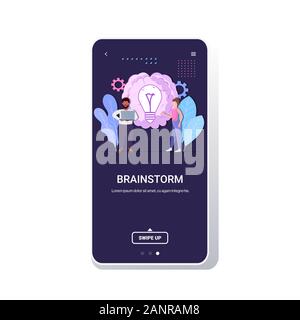 Geschäftsleute Brainstorming erfolgreiche Teamarbeit kreativ große Idee Geschäftsidee Brainstorming Konzept mix Rennen Mann Frau mit Licht Lampe Bildschirm des Smartphones mobile App kopieren Raum voller Länge Vektor illustration Stock Vektor