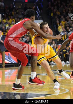 Wichita, Kansas, USA. 18 Jan, 2020. Wichita Zustand Shockers guard Erik Stevenson (10) Laufwerke an den Korb während der NCAA Basketball Spiel zwischen den Houston Cougars und die Wichita State Shockers an Charles Koch Arena in Wichita, Kansas. Kendall Shaw/CSM/Alamy leben Nachrichten Stockfoto