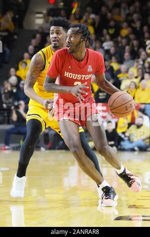 Wichita, Kansas, USA. 18 Jan, 2020. Houston Cougars guard DeJon Jarreau (3) übernimmt den Ball während der NCAA Basketball Spiel zwischen den Houston Cougars und die Wichita State Shockers an Charles Koch Arena in Wichita, Kansas. Kendall Shaw/CSM/Alamy leben Nachrichten Stockfoto