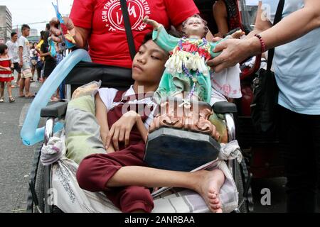 Manila, Philippinen. 17 Jan, 2020. Tausende von Katholischen faithfuls nimmt an den jährlichen Sto. Nino de Tondo Festlichkeiten bringt Bilder von Jesuskind und paradieren es auf den Straßen. Sto. Nino de Tondo ist in der dritten Woche des Januar jedes Jahr gefeiert. Es ist das zweite bekannte Sto. Nino Festival neben Sinulog von Cebu. (Foto von Joseph Dacalanio/Pacific Press) Quelle: Pacific Press Agency/Alamy leben Nachrichten Stockfoto