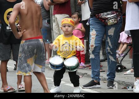 Manila, Philippinen. 17 Jan, 2020. Tausende von Katholischen faithfuls nimmt an den jährlichen Sto. Nino de Tondo Festlichkeiten bringt Bilder von Jesuskind und paradieren es auf den Straßen. Sto. Nino de Tondo ist in der dritten Woche des Januar jedes Jahr gefeiert. Es ist das zweite bekannte Sto. Nino Festival neben Sinulog von Cebu. (Foto von Joseph Dacalanio/Pacific Press) Quelle: Pacific Press Agency/Alamy leben Nachrichten Stockfoto