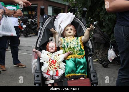 Manila, Philippinen. 17 Jan, 2020. Tausende von Katholischen faithfuls nimmt an den jährlichen Sto. Nino de Tondo Festlichkeiten bringt Bilder von Jesuskind und paradieren es auf den Straßen. Sto. Nino de Tondo ist in der dritten Woche des Januar jedes Jahr gefeiert. Es ist das zweite bekannte Sto. Nino Festival neben Sinulog von Cebu. (Foto von Joseph Dacalanio/Pacific Press) Quelle: Pacific Press Agency/Alamy leben Nachrichten Stockfoto