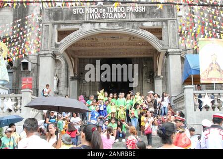 Manila, Philippinen. 17 Jan, 2020. Tausende von Katholischen faithfuls nimmt an den jährlichen Sto. Nino de Tondo Festlichkeiten bringt Bilder von Jesuskind und paradieren es auf den Straßen. Sto. Nino de Tondo ist in der dritten Woche des Januar jedes Jahr gefeiert. Es ist das zweite bekannte Sto. Nino Festival neben Sinulog von Cebu. (Foto von Joseph Dacalanio/Pacific Press) Quelle: Pacific Press Agency/Alamy leben Nachrichten Stockfoto