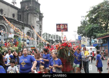 Manila, Philippinen. 17 Jan, 2020. Tausende von Katholischen faithfuls nimmt an den jährlichen Sto. Nino de Tondo Festlichkeiten bringt Bilder von Jesuskind und paradieren es auf den Straßen. Sto. Nino de Tondo ist in der dritten Woche des Januar jedes Jahr gefeiert. Es ist das zweite bekannte Sto. Nino Festival neben Sinulog von Cebu. (Foto von Joseph Dacalanio/Pacific Press) Quelle: Pacific Press Agency/Alamy leben Nachrichten Stockfoto