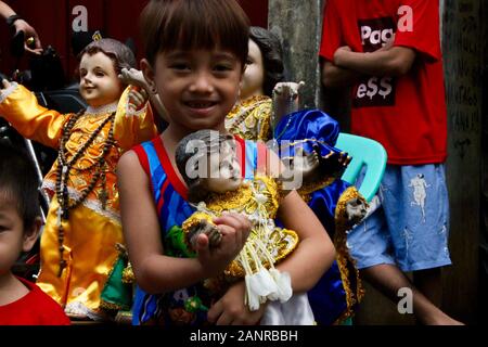 Manila, Philippinen. 17 Jan, 2020. Tausende von Katholischen faithfuls nimmt an den jährlichen Sto. Nino de Tondo Festlichkeiten bringt Bilder von Jesuskind und paradieren es auf den Straßen. Sto. Nino de Tondo ist in der dritten Woche des Januar jedes Jahr gefeiert. Es ist das zweite bekannte Sto. Nino Festival neben Sinulog von Cebu. (Foto von Joseph Dacalanio/Pacific Press) Quelle: Pacific Press Agency/Alamy leben Nachrichten Stockfoto