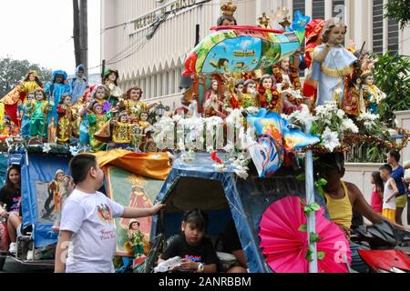 Manila, Philippinen. 17 Jan, 2020. Tausende von Katholischen faithfuls nimmt an den jährlichen Sto. Nino de Tondo Festlichkeiten bringt Bilder von Jesuskind und paradieren es auf den Straßen. Sto. Nino de Tondo ist in der dritten Woche des Januar jedes Jahr gefeiert. Es ist das zweite bekannte Sto. Nino Festival neben Sinulog von Cebu. (Foto von Joseph Dacalanio/Pacific Press) Quelle: Pacific Press Agency/Alamy leben Nachrichten Stockfoto