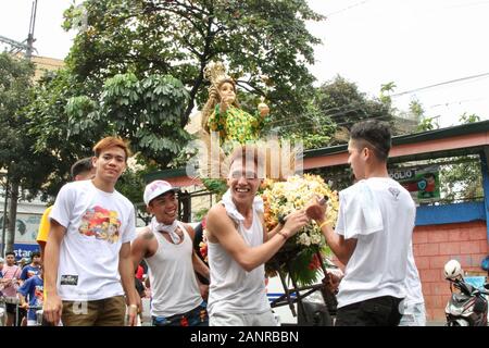 Manila, Philippinen. 17 Jan, 2020. Tausende von Katholischen faithfuls nimmt an den jährlichen Sto. Nino de Tondo Festlichkeiten bringt Bilder von Jesuskind und paradieren es auf den Straßen. Sto. Nino de Tondo ist in der dritten Woche des Januar jedes Jahr gefeiert. Es ist das zweite bekannte Sto. Nino Festival neben Sinulog von Cebu. (Foto von Joseph Dacalanio/Pacific Press) Quelle: Pacific Press Agency/Alamy leben Nachrichten Stockfoto