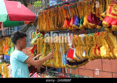 Manila, Philippinen. 17 Jan, 2020. Tausende von Katholischen faithfuls nimmt an den jährlichen Sto. Nino de Tondo Festlichkeiten bringt Bilder von Jesuskind und paradieren es auf den Straßen. Sto. Nino de Tondo ist in der dritten Woche des Januar jedes Jahr gefeiert. Es ist das zweite bekannte Sto. Nino Festival neben Sinulog von Cebu. (Foto von Joseph Dacalanio/Pacific Press) Quelle: Pacific Press Agency/Alamy leben Nachrichten Stockfoto