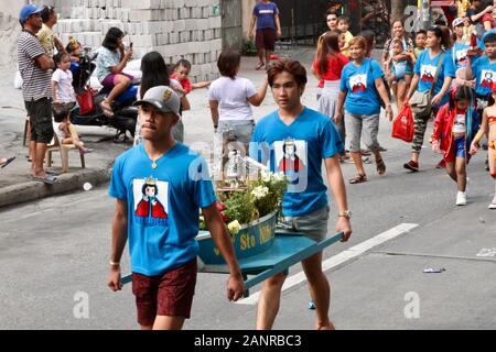 Manila, Philippinen. 17 Jan, 2020. Tausende von Katholischen faithfuls nimmt an den jährlichen Sto. Nino de Tondo Festlichkeiten bringt Bilder von Jesuskind und paradieren es auf den Straßen. Sto. Nino de Tondo ist in der dritten Woche des Januar jedes Jahr gefeiert. Es ist das zweite bekannte Sto. Nino Festival neben Sinulog von Cebu. (Foto von Joseph Dacalanio/Pacific Press) Quelle: Pacific Press Agency/Alamy leben Nachrichten Stockfoto