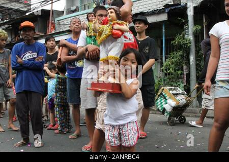 Manila, Philippinen. 17 Jan, 2020. Tausende von Katholischen faithfuls nimmt an den jährlichen Sto. Nino de Tondo Festlichkeiten bringt Bilder von Jesuskind und paradieren es auf den Straßen. Sto. Nino de Tondo ist in der dritten Woche des Januar jedes Jahr gefeiert. Es ist das zweite bekannte Sto. Nino Festival neben Sinulog von Cebu. (Foto von Joseph Dacalanio/Pacific Press) Quelle: Pacific Press Agency/Alamy leben Nachrichten Stockfoto