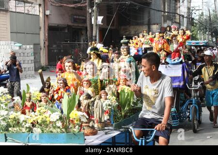 Manila, Philippinen. 17 Jan, 2020. Tausende von Katholischen faithfuls nimmt an den jährlichen Sto. Nino de Tondo Festlichkeiten bringt Bilder von Jesuskind und paradieren es auf den Straßen. Sto. Nino de Tondo ist in der dritten Woche des Januar jedes Jahr gefeiert. Es ist das zweite bekannte Sto. Nino Festival neben Sinulog von Cebu. (Foto von Joseph Dacalanio/Pacific Press) Quelle: Pacific Press Agency/Alamy leben Nachrichten Stockfoto