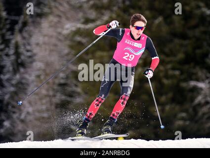 Le Chenit, Schweiz. 18 Jan, 2020. Derek Deuling von Kanada konkurriert, während sich die Männer Qualifikation von Langlauf Ereignis am 3. Winter Youth Olympic Games, Vallee de Joux Langlaufzentrum, Schweiz, 18.01.2020. Credit: Wu Huiwo/Xinhua/Alamy leben Nachrichten Stockfoto