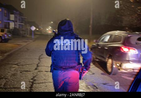 Detroit Polizei Special Ops Offizier Ansätze ein Auto während eines Verkehr stoppen, Detroit, Michigan, USA Stockfoto