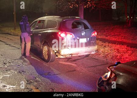 Detroit Polizei Special Ops Offizier spricht mit einem Fahrer während eines Verkehr stoppen, Detroit, Michigan, USA Stockfoto