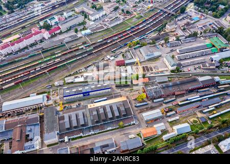 Antenne oben auf dem Bahnhof in der Stadt. Viele Güterwagen warten auf Depot Stockfoto