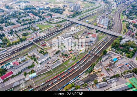 Antenne oben auf dem Bahnhof in der Stadt. Viele Güterwagen warten auf Lager. Minsk, Weißrussland Stockfoto