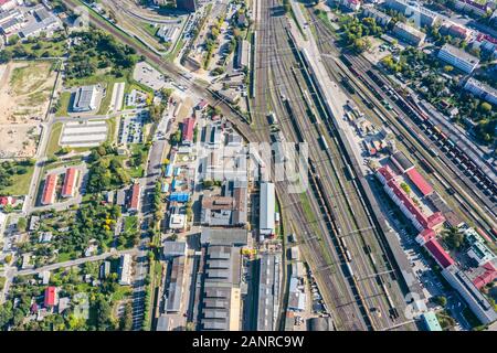 Antenne Blick von oben auf die Stadt Industriegebiet mit Eisenbahn. Güterzüge auf Bahnstrecken Stockfoto