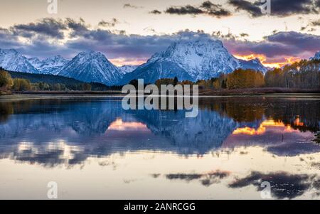 Mount Moran Blick von Oxbow Bend neben Snake River bei Sonnenuntergang vom Grand Teton, Wyoming. Stockfoto