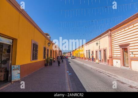 Dolores Hidalgo, Guanajuato, Mexiko - 25. November 2019: Besucher und Einheimische zu Fuß durch die Geschäfte in Zacatecas Straße Stockfoto