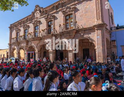 Dolores Hidalgo, Guanajuato, Mexiko - 25. November 2019: Schüler, Lehrer, Eltern und Besucher genießen Sie eine kulturelle Anzeige vor der Casa de Visi Stockfoto