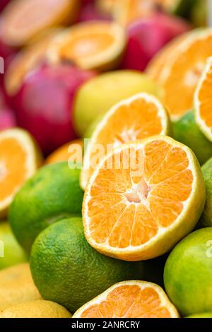 Gemischte saftige Früchte in Saft Center in der Nähe. Stockfoto