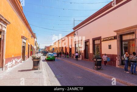 Dolores Hidalgo, Guanajuato, Mexiko - 25. November 2019: Besucher und Einheimische zu Fuß durch die Geschäfte in Guerrero Street Stockfoto