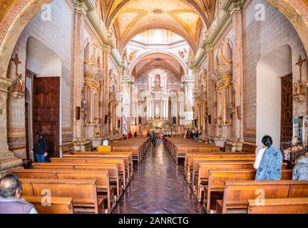 Dolores Hidalgo, Guanajuato, Mexiko - 25. November 2019: Anbeter und Besucher in der Pfarrei Nuestra Señora de Dolores Stockfoto