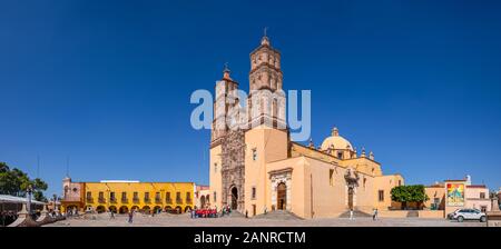 Dolores Hidalgo, Guanajuato, Mexiko - November 25, 2019: Die Menschen an der Front der Pfarrei Nuestra Señora de Dolores Stockfoto