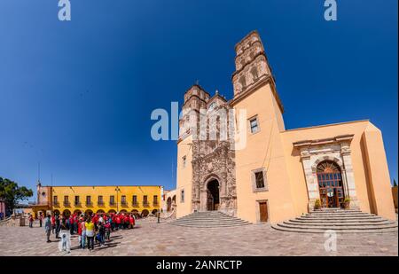 Dolores Hidalgo, Guanajuato, Mexiko - November 25, 2019: Die Menschen an der Front der Pfarrei Nuestra Señora de Dolores Stockfoto